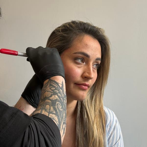 Piercing de lóbulo con joya de titanio implante